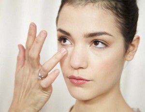 Mẹo xóa bọng mỡ mí mắt giúp giã từ đôi mắt sưng mọng