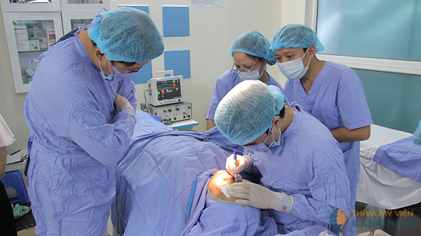 Lấy lại nét thanh xuân nhờ phẫu thuật cắt da thừa mí mắt2