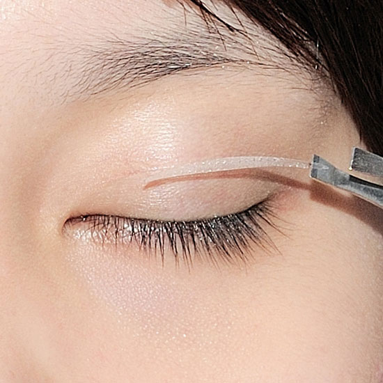 Mẹo tạo mắt 1 mí thành 2 mí xinh lung linh cho chị em2