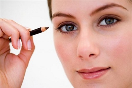 Mẹo tạo mắt 1 mí thành 2 mí xinh lung linh cho chị em1